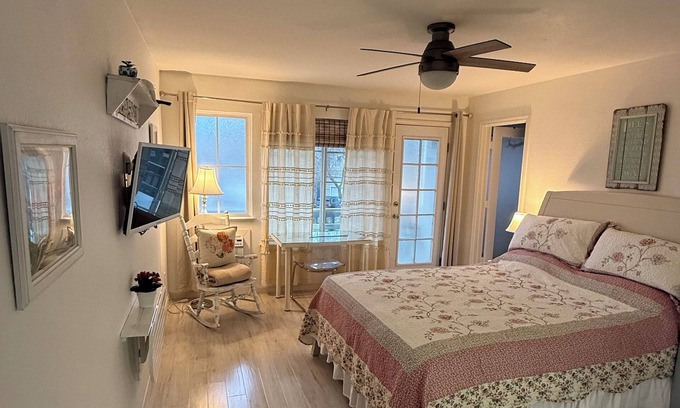 Davis Apartment | Chic Private Cottage with a pool and hot tub.