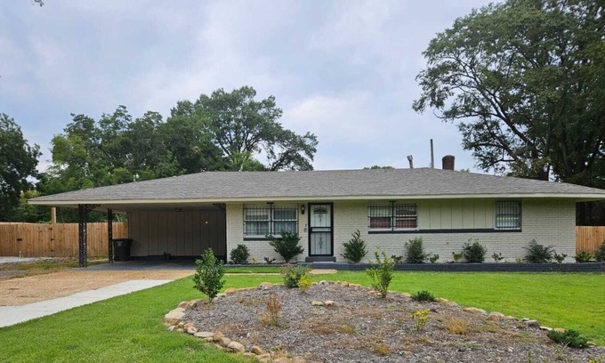 Whitehaven House | Chic Rancher 7BR Compound Near Graceland &Airport