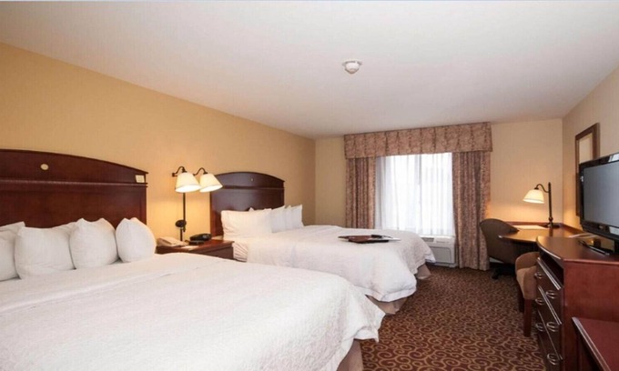 Rochester House | Chic & Relaxing Queen Room w/ Free breakfast!
