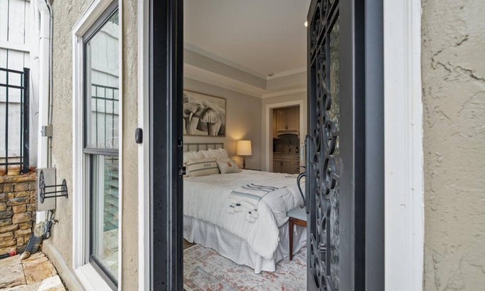 Sandy Springs Apartment | Chic Retreat in the Heart of the City: Cozy Studio Oasis with Modern Amenities!