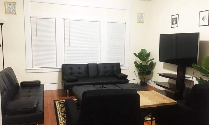 Springfield Apartment | Chic & Serene 4 Bed Apt w/Wi-Fi