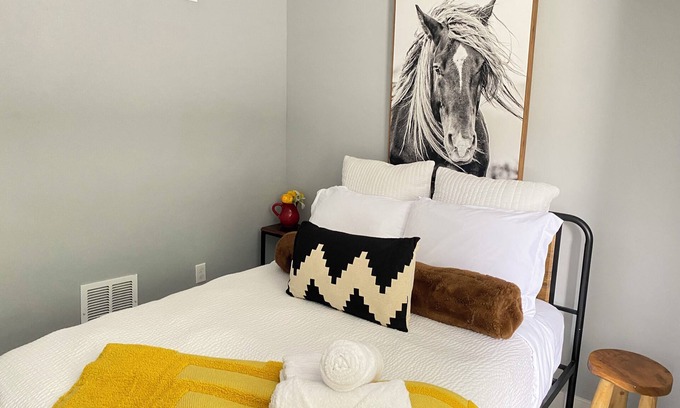 Downtown House | Chic Spacious Home 5 Mins To College & Frederick Health