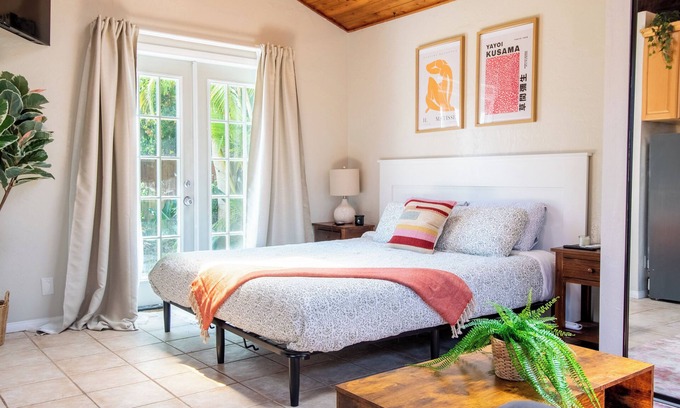 La Jolla Apartment | Chic & Spacious Studio by the Beach Prime La Jolla Spot Sleeps 4!