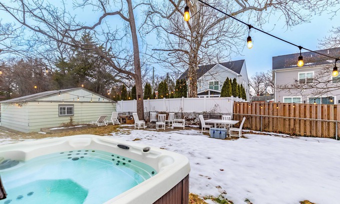 Bluemont House | Chic Stay With Jacuzzi, Firepit, Board Games in Central Ballston/DC area