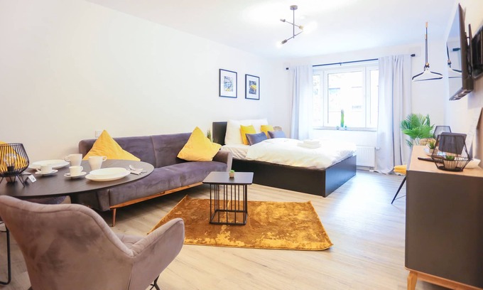 Lindenhof Apartment | Chic Studio | Super Central | 1 minute to the main station