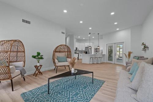 Plant City Villa | Chic Stylish Pool House 4 King Bed New Renovated