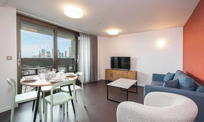 Poplar Apartment | Chic three-bedroom home in Poplar