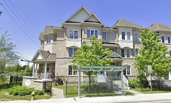 Clairlea - Birchmount House | Chic townhome with AC and WiFi in vibrant Toronto