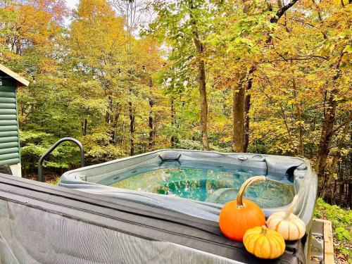 Smallwood House | Chic 'treehouse' With Pedal Boat, Hot Tub,fire Pit