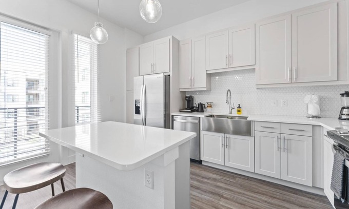 Highland Apartment | Chic West Downtown Studio w Washer Dryer