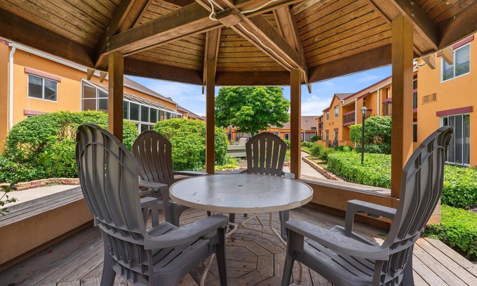 Westmont Hotel | Chicago Club Inn & Suites