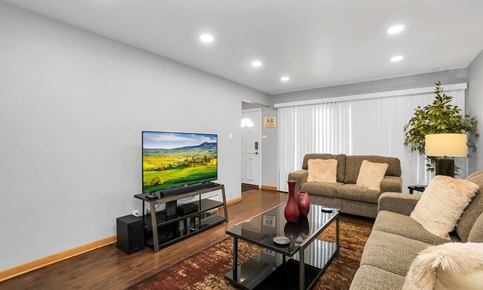 Clearing House | Chicago Rental - W 64th St