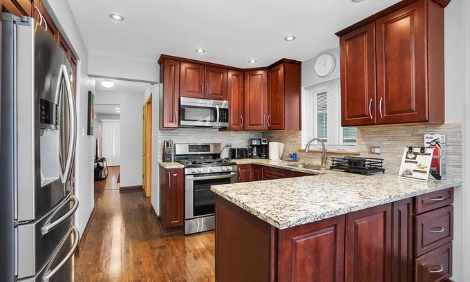 Clearing House | Chicago Rental - W 64th St