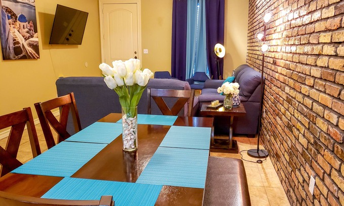 Edinburg House | Chicago Style Town home in a gated community!Spacious 1100sqft