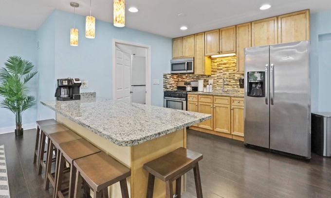 Roselle House | Chicagoland Chalet in Schaumburg 4 BRs!