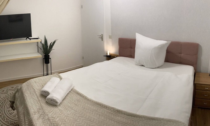 Osnabrueck Apartment | Chice & Charmante Frisch Renovierte Dachgeschosswohnung in der Dodesheide