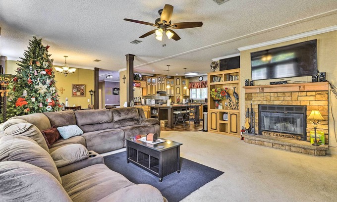 Manattee Road House | Chiefland Home ~ 4 Mi to Suwannee River!