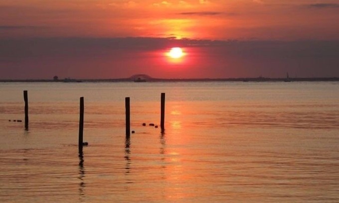 Fair Harbor Cottage | Chill Beachfront Cottage Amazing Bay & Sunset Views! Large Private Outdoor space