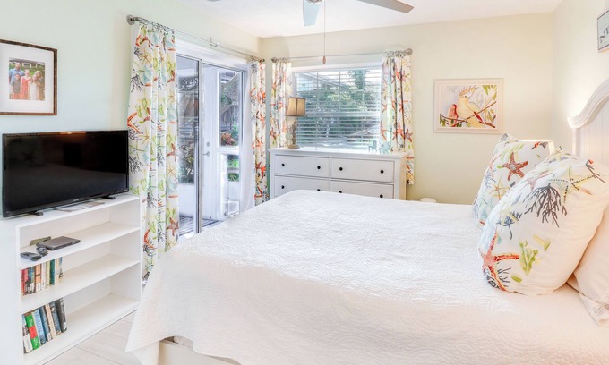 Sea Dunes Condo | Chill by the Sea | Stylish 2BR Retreat in Sea Woods