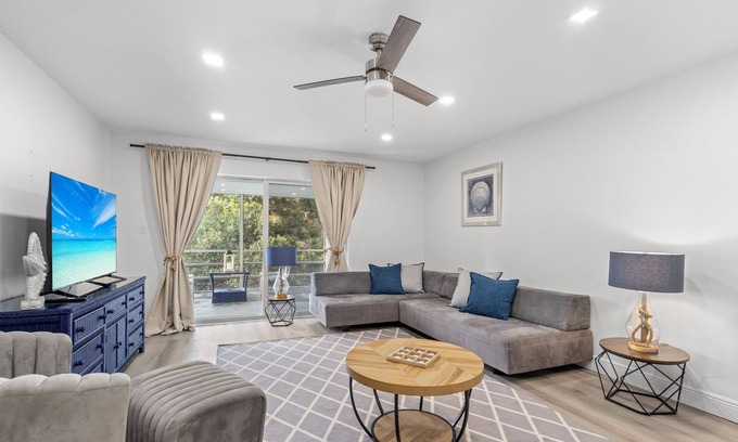 Gulf Gate Estates Apartment | Chill hideaway 2/1 -5 min from Siesta