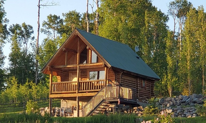Rocky Mountain House Cabin | Chip's Cabin is private w/views of horses, mountains, nearby trails