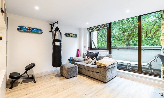 Turnham Green Apartment | Chiswick Studio Retreat with Private Balcony