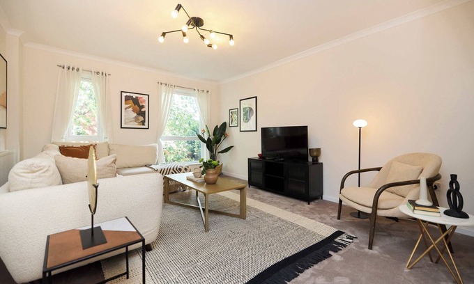 Turnham Green Apartment | Chiswick Townhouse with Garden & Parking