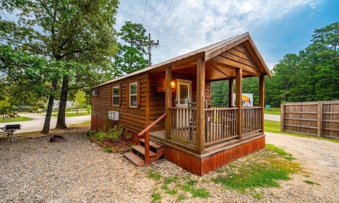 Broken Bow Cabin | Choctaw: Sleep 4, Tiny Cabin, Pets, Near Park/Lake