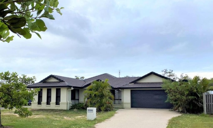 Gladstone House | Christa's place - 4 BR Modern House in Gladstone
