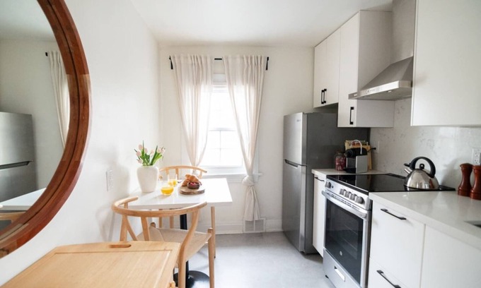 Port Dalhousie Apartment | Christie Corner II: Quaint Apartment located in Desirable Port Dalhousie