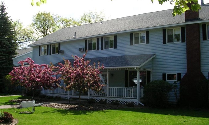 Hubbard Lake Hotel | Churchill Pointe Inn