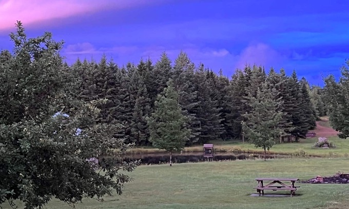Chartierville Ski Chalet | Ciel Étoilé, lac Prive Pour Baignade, 103 Acres, Motoneige, Ski, Vélo, Randonnée