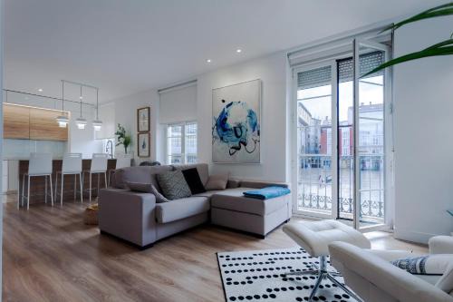 Burgos Apartment | Cinco balcones a la Catedral by Unique Rooms