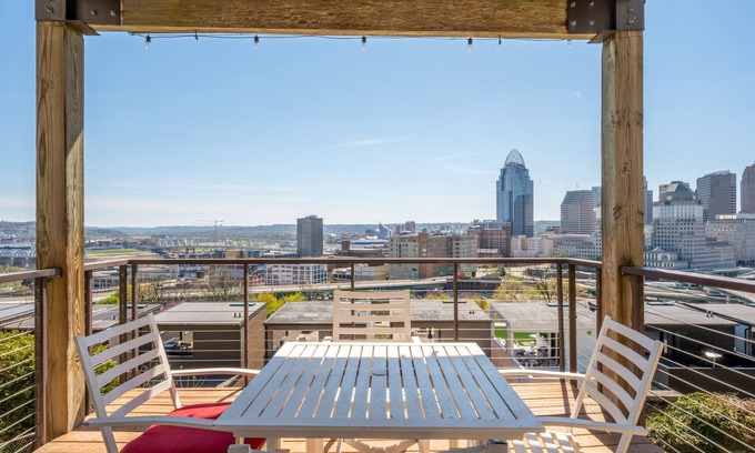 Mount Adams Condo | Cincy Cozy Corner | Balcony Skyline Views!