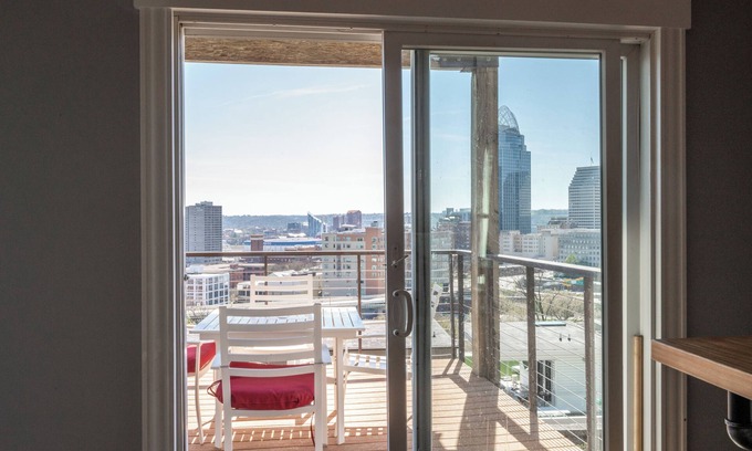 Mount Adams Condo | Cincy Cozy Corner | Balcony Skyline Views!