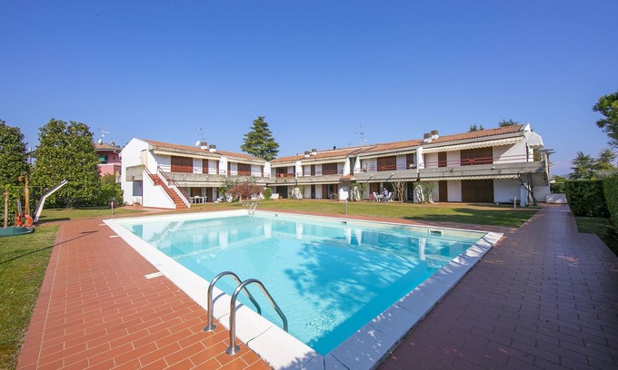 Colombare Apartment | Cinzia Apartment Front Beach, Sirmione, Italy