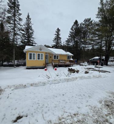 Chertsey Ski Chalet | CITQ 303469.CHALET OASIS DE PAIX. BORD DE L’EAU.4 SAISONS.À LOUER