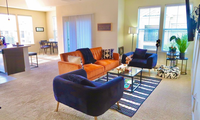 Huntington Apartment | City center luxe Huntington metro PS5+fast Wi-Fi