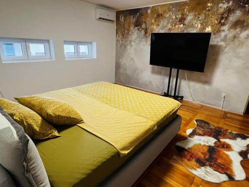 Downtown Apartment | City Center Square DeLuxe Nest