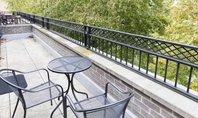 Cambridge City Centre Apartment | City Centre Penthouse with Balcony 5 mins walk to Colleges and Sleeps 6