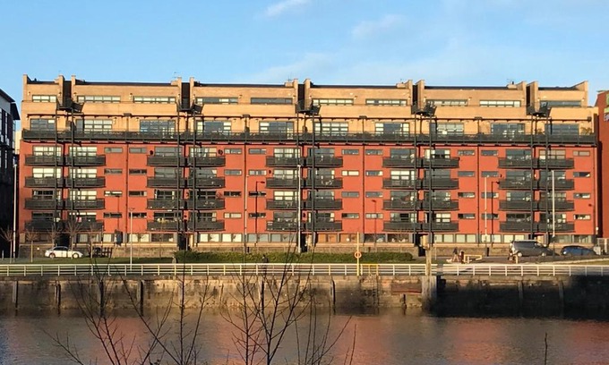 City Centre Glasgow Apartment | City Centre Riverside Apartment with private parking
