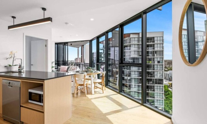 South Brisbane Apartment | City Chic Living w/Sunset Views 2BD+1 Studio Apt