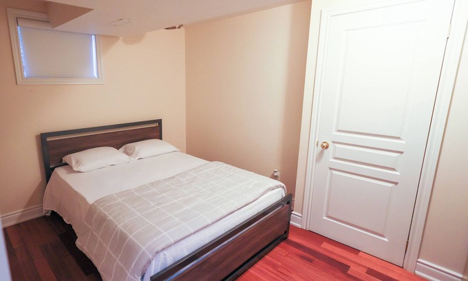 Brampton House | City Escape-Cottage by the Lake