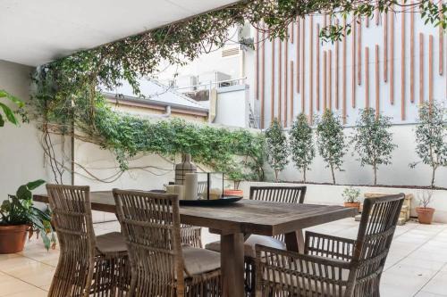 Newcastle Apartment | City Escape - Newcastle CBD - Spacious Apartment with a Beautiful Courtyard