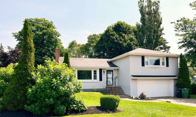 Charlottetown House | City Family Escape - Spacious 4-Bedroom within walking distance of Victoria Park