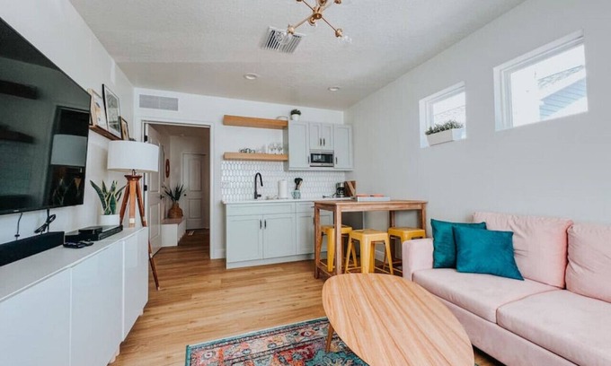 Sanford House | City Guesthouse in beautiful Historic Downtown Sanford