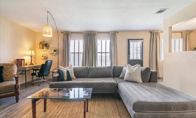 Quail Hollow House | City Haus: Stylish home with King and Wifi 5 minutes to Q2 Stadium, Domain