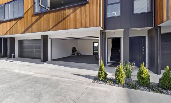 Hamilton House | CITY HIDEAWAY - HAMILTON HOLIDAY TOWNHOUSE, with a garden in Hamilton