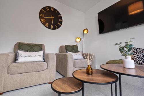 Hillingdon House | City Nest Service Accommodation HEATHROW Beautiful Spacious Home 5 min drive to Heathrow Airport Great transport links to Central London FREE PARKING!