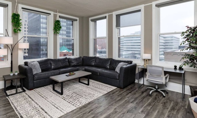 Downtown Des Moines Apartment | City Oasis 2br w/Skyline Views